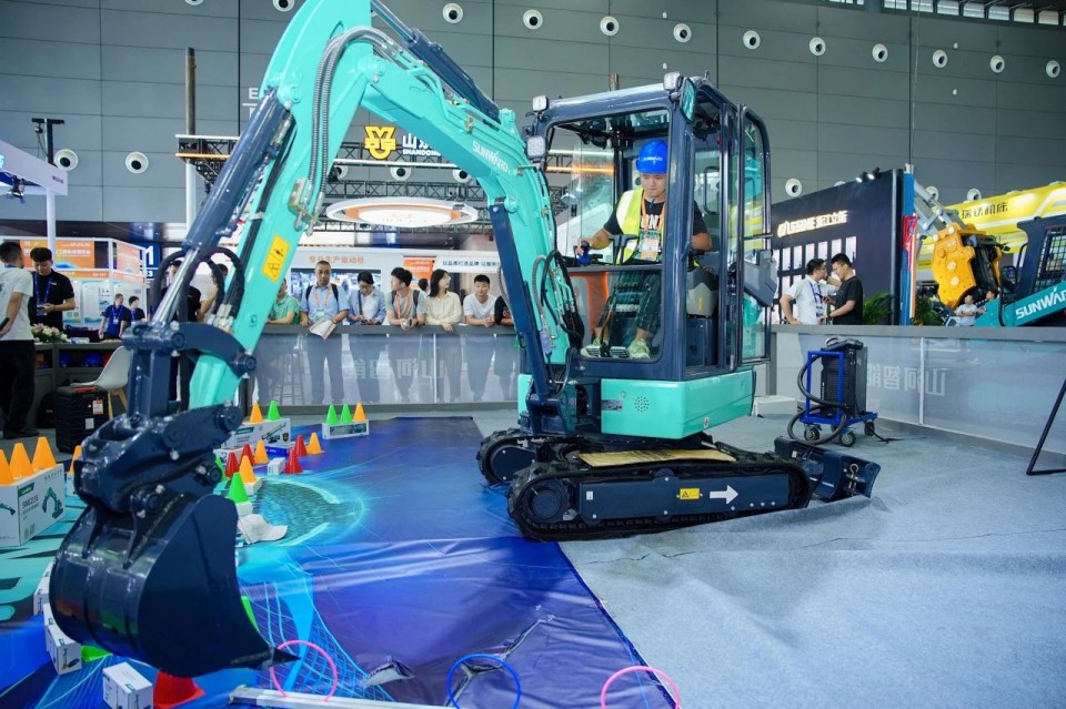2025 CICEE | 从单一工具迈向多元化解决规划，Z6官网智能出现非凡挖掘机风采