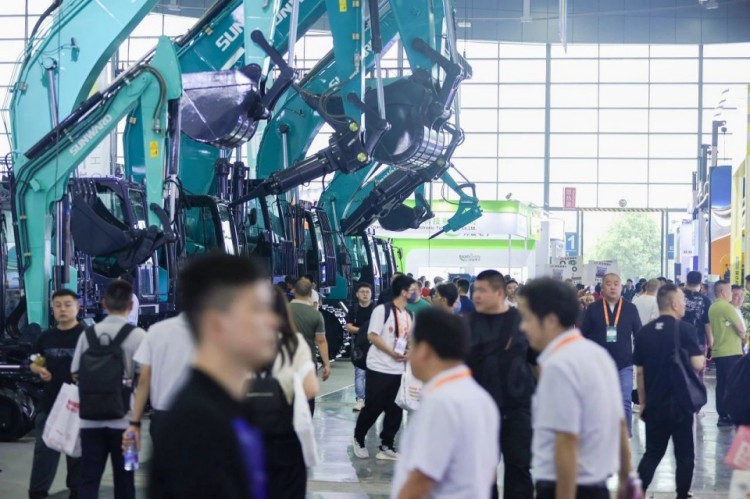 2025 CICEE | 打造极致精品化，Z6官网智能挖掘机“圈粉”长沙展