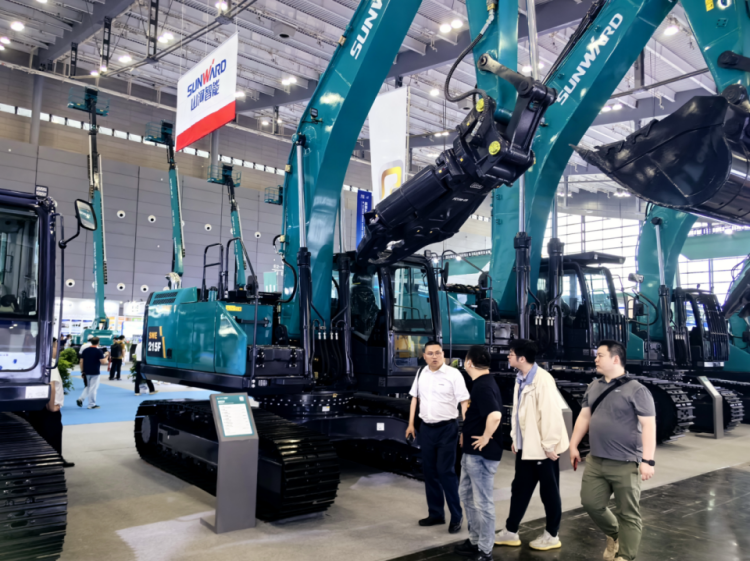 2025 CICEE | 打造极致精品化，Z6官网智能挖掘机“圈粉”长沙展