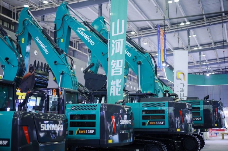 2025 CICEE | 打造极致精品化，Z6官网智能挖掘机“圈粉”长沙展