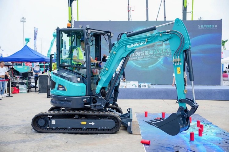 2025 CICEE | 打造极致精品化，Z6官网智能挖掘机“圈粉”长沙展