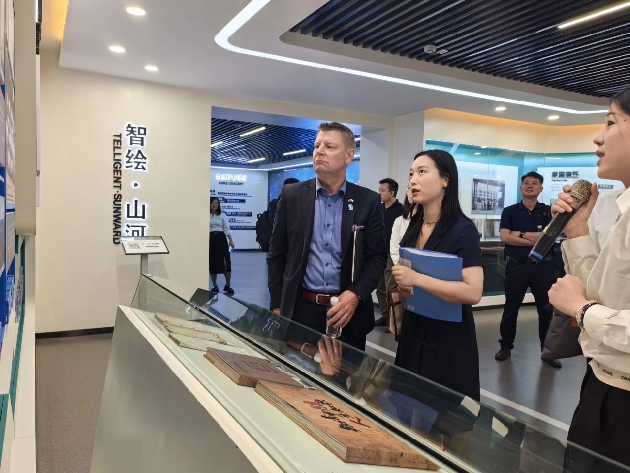 芬兰驻华大使馆商务参赞到访Z6官网智能
