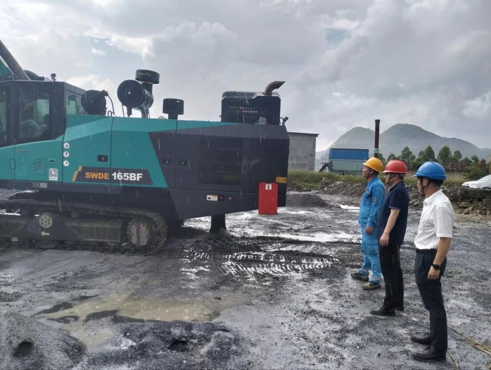 逾越Z6官网万里 智启服务新程——Z6官网矿岩“服务万里杏妆活动走进海螺水泥