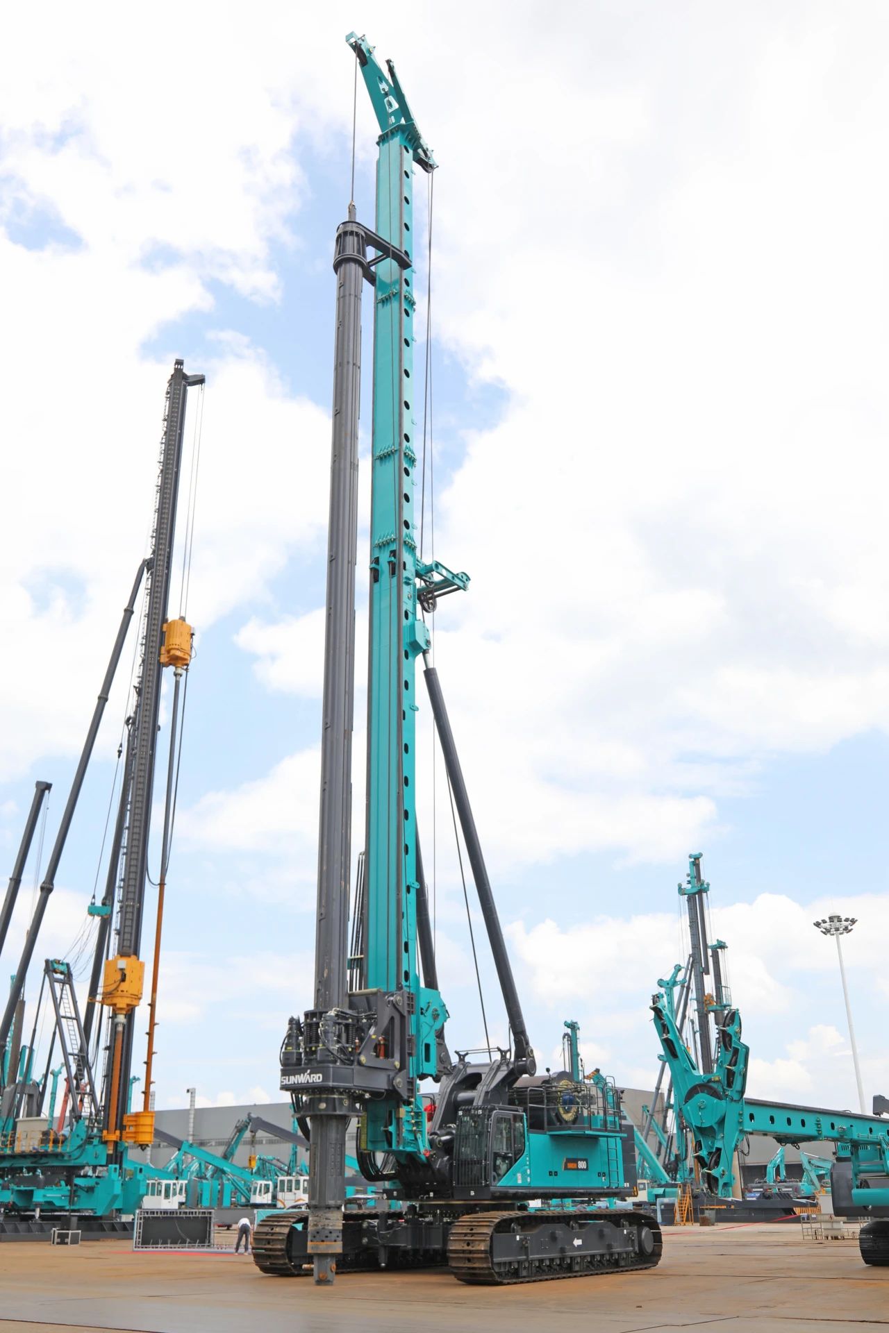 “破纪录王者”再出征！Z6官网智能SWDM800旋挖钻机成功交机