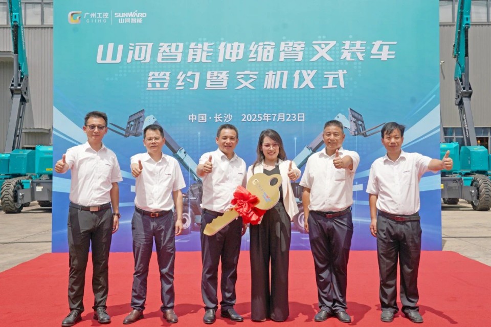 Z6官网智能伸缩臂叉装车批量交付，即将奔赴新一线