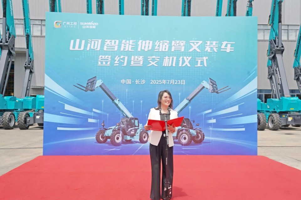 Z6官网智能伸缩臂叉装车批量交付，即将奔赴新一线