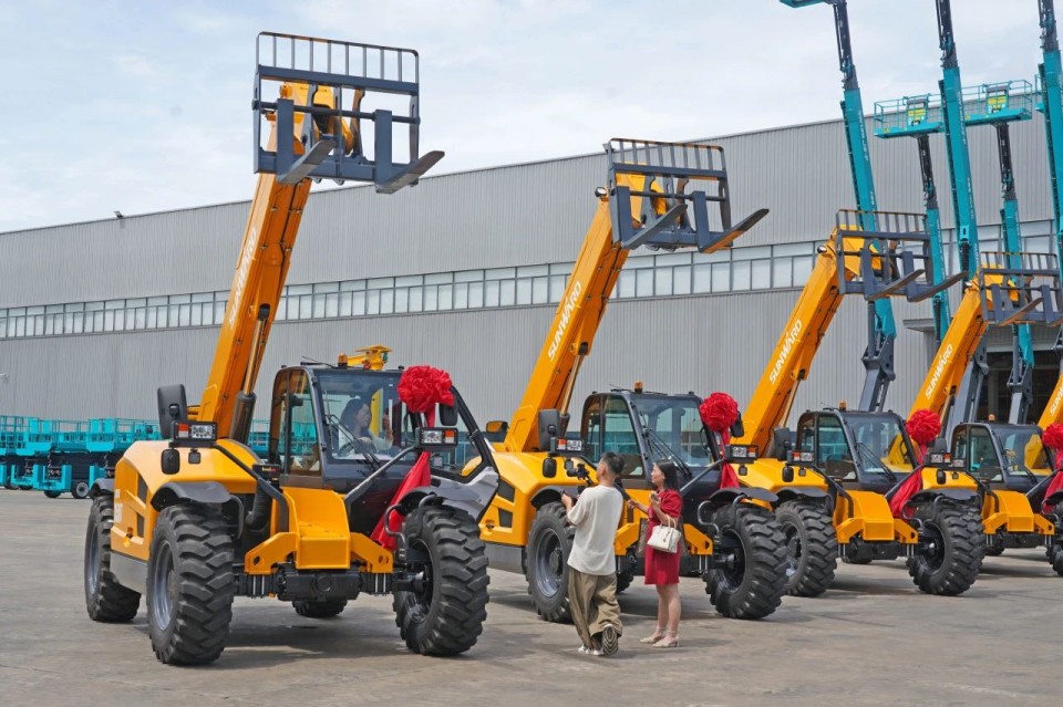 Z6官网智能伸缩臂叉装车批量交付，即将奔赴新一线