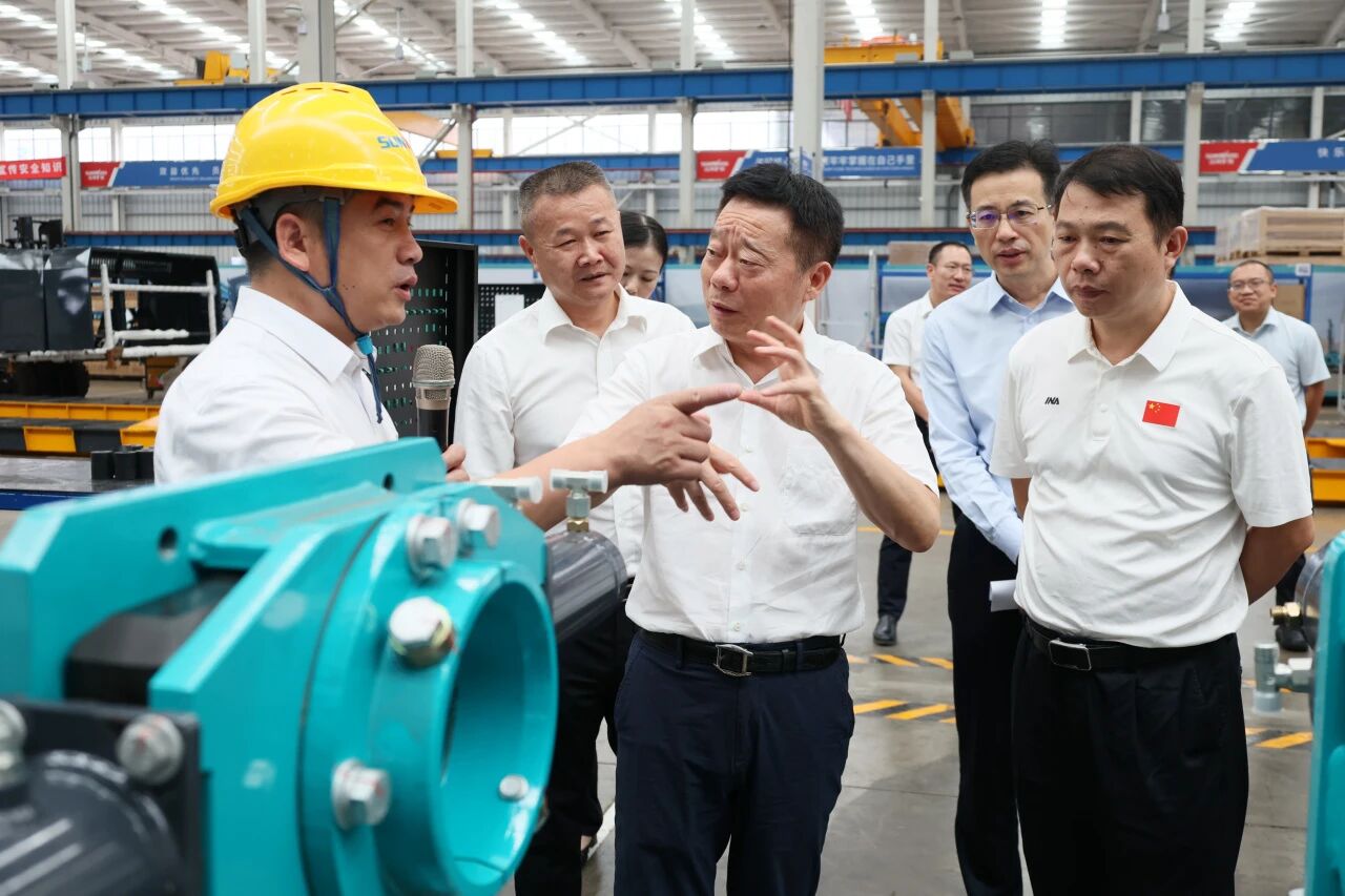 湖南省政协副主席、省工程机械产业链链长何寄华调研Z6官网智能