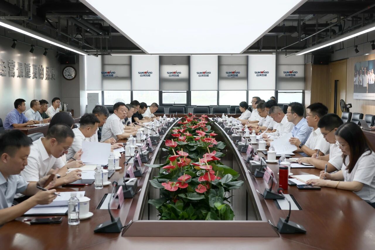 湖南省政协副主席、省工程机械产业链链长何寄华调研Z6官网智能