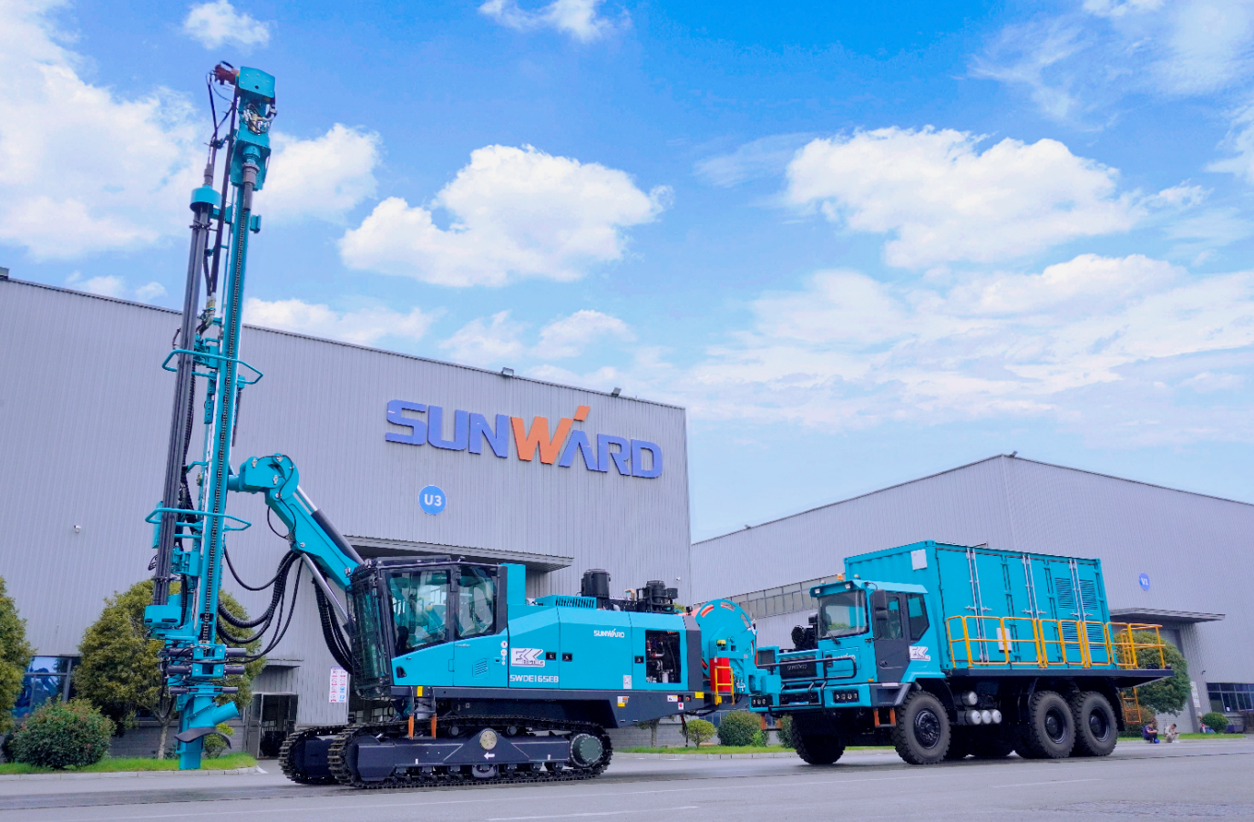 Z6官网智能SWDE165EB电动潜孔钻机沉磅下线，开启绿色钻爆新时期