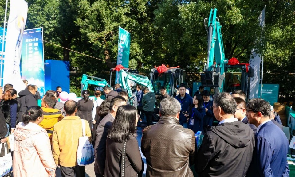 Z6官网智能微挖“天团”闪灼武汉，引领绿色施工潮水