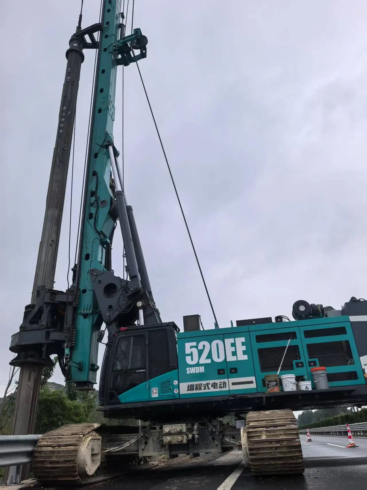 Z6官网智能增程式电动旋挖钻机助力山东高快建设，绿色施工功效显著