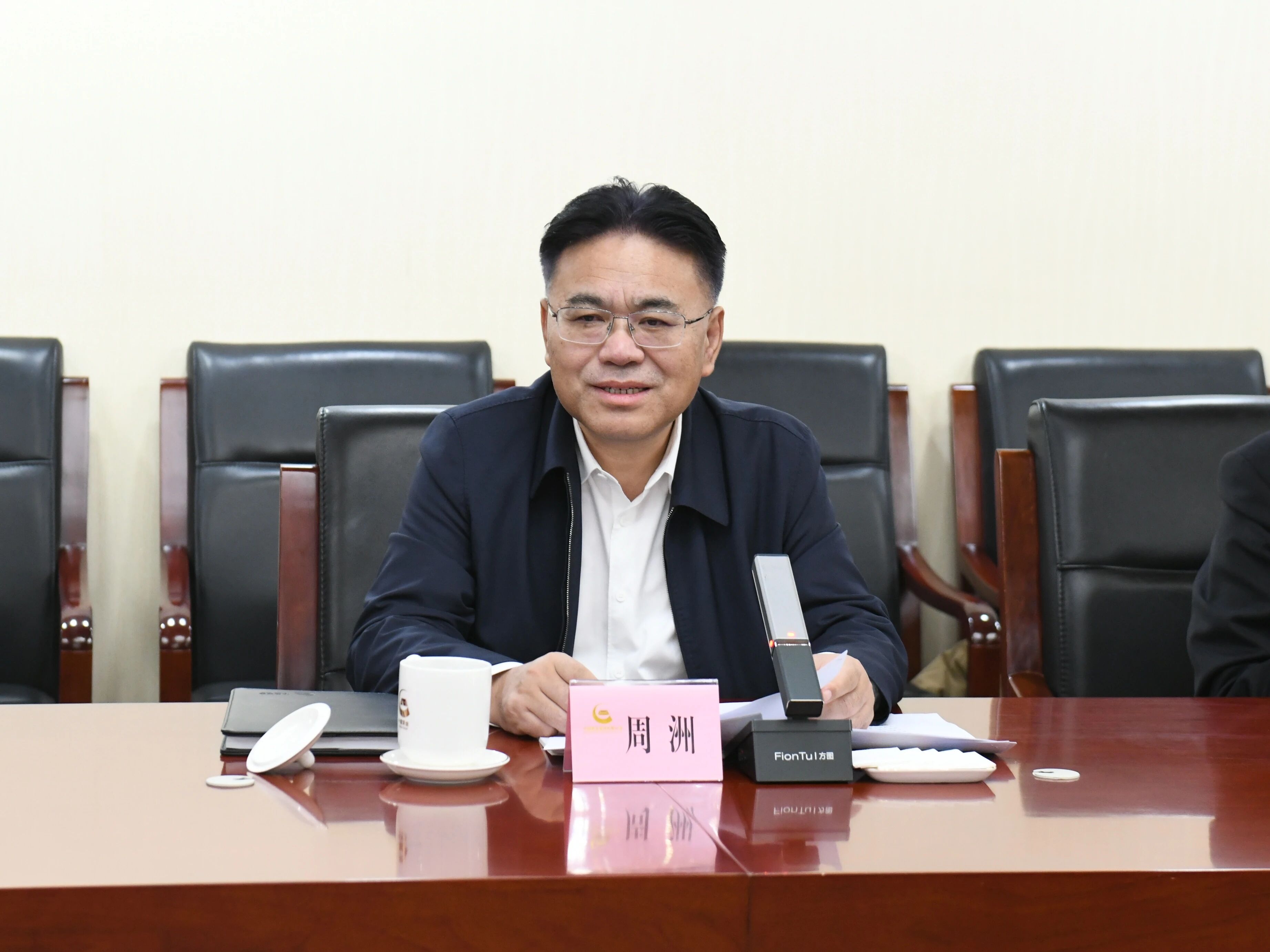 广州工控集团董事长景广军率Z6官网智能团队到中国黄金集团造访互换