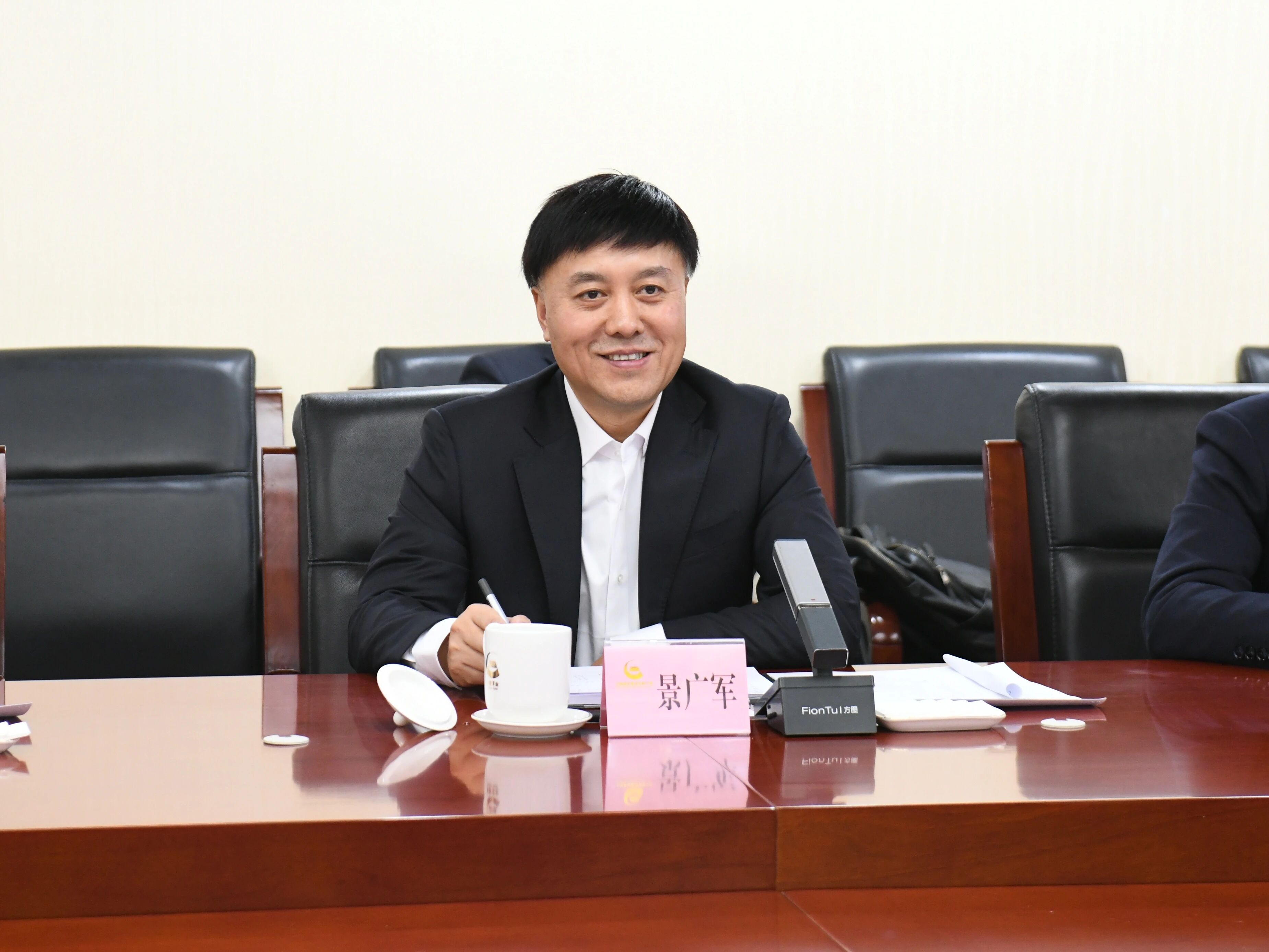 广州工控集团董事长景广军率Z6官网智能团队到中国黄金集团造访互换