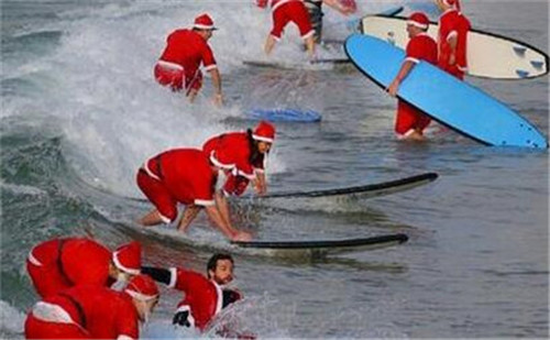 320名圣诞老人集体冲浪？八一八圣诞节奇闻趣事