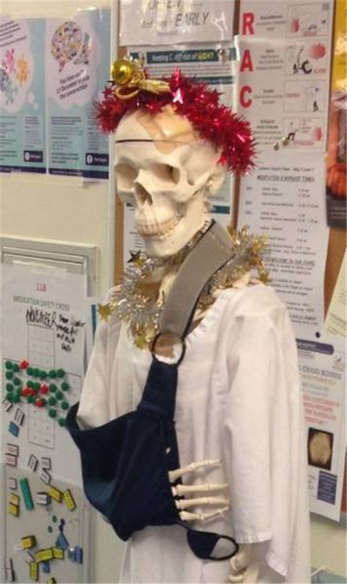 320名圣诞老人集体冲浪？八一八圣诞节奇闻趣事