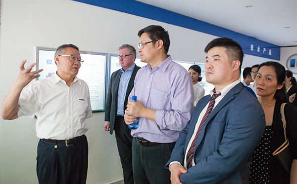 加拿大国会议员谭耕一行来Z6官网智能调查