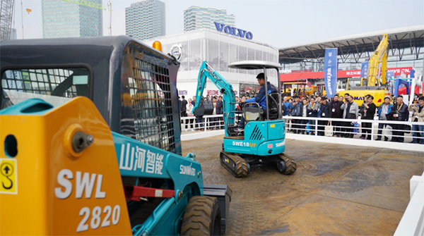 不服来战！Z6官网智能展台有大礼等你拿