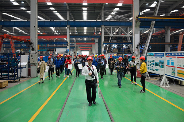 开启工程机械之都履历之旅，中表媒体观摩团到访Z6官网智能