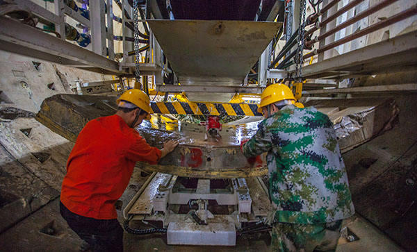 中铁Z6官网盾构机双线掘进 全力攻坚长沙地铁5号线