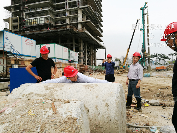 厦门项目再创入岩纪录Z6官网智能董事长何清华亲赴一线