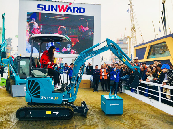 不服来战！Z6官网智能展台有大礼等你拿