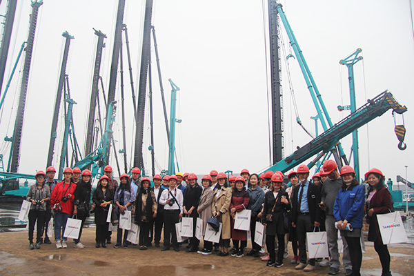 开启工程机械之都履历之旅，中表媒体观摩团到访Z6官网智能