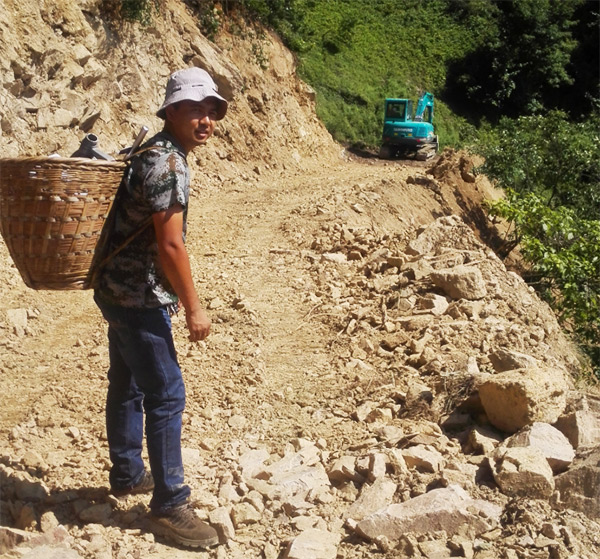 他们，用幼幼背篓背出Z6官网大情怀