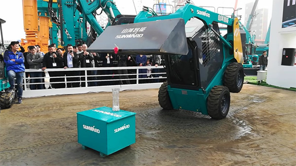 不服来战！Z6官网智能展台有大礼等你拿