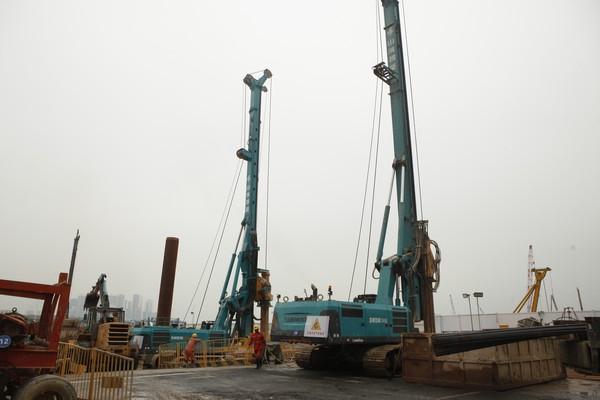 地铁咬合桩施工必备利器--Z6官网智能旋挖钻机