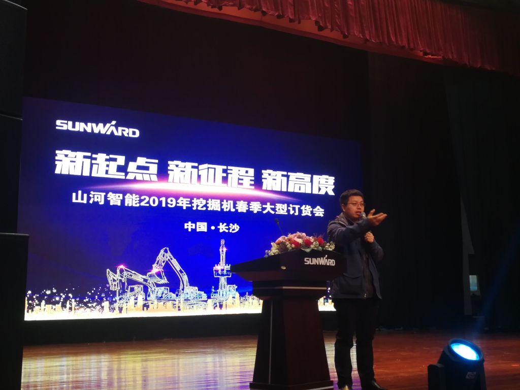 订货会场锦旗飘飘，客户称买挖机就买Z6官网智能