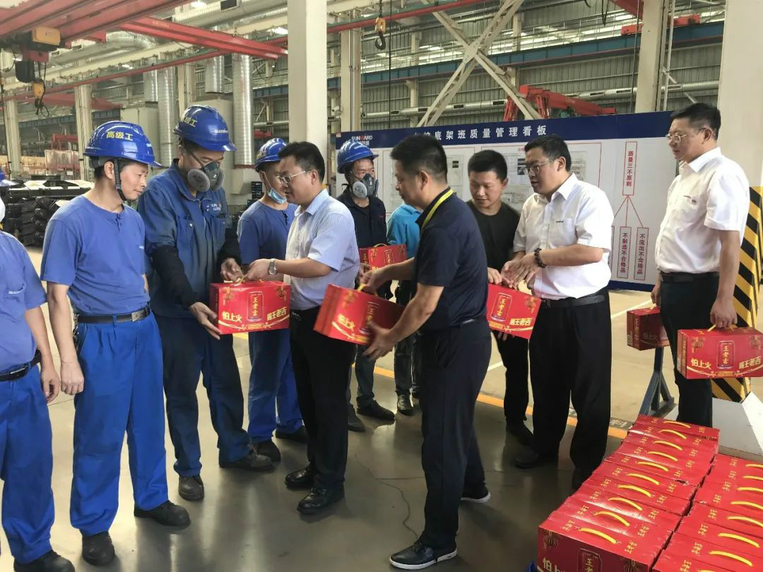 夏季炎炎送清冷，区总关切暖人心