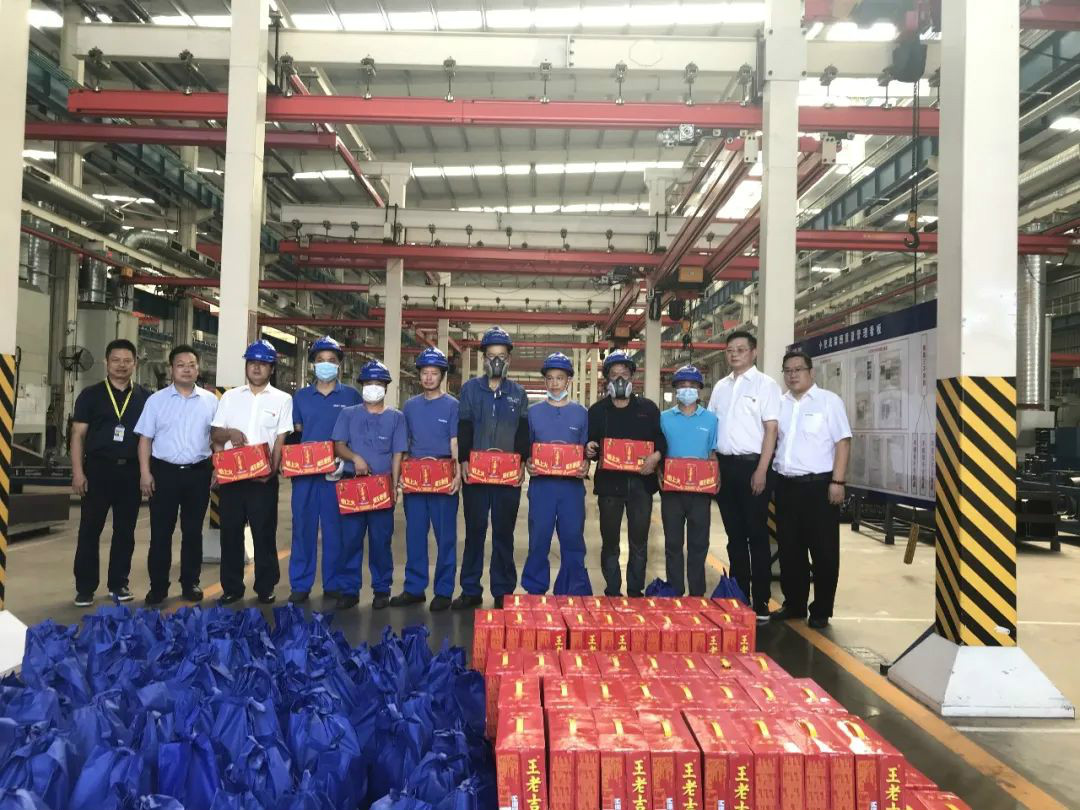 夏季炎炎送清冷，区总关切暖人心