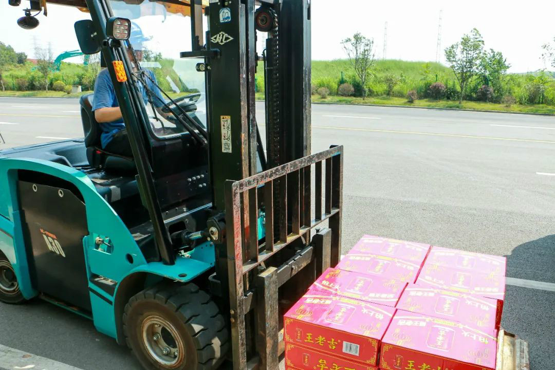 情系职工送清冷，殷切关切鼓劲头——Z6官网智能发展夏季送清冷活动