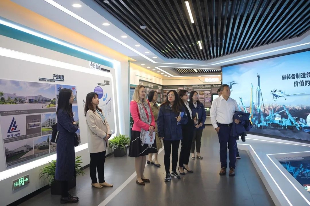 英国驻广州总领事贺颂雅调查Z6官网智能