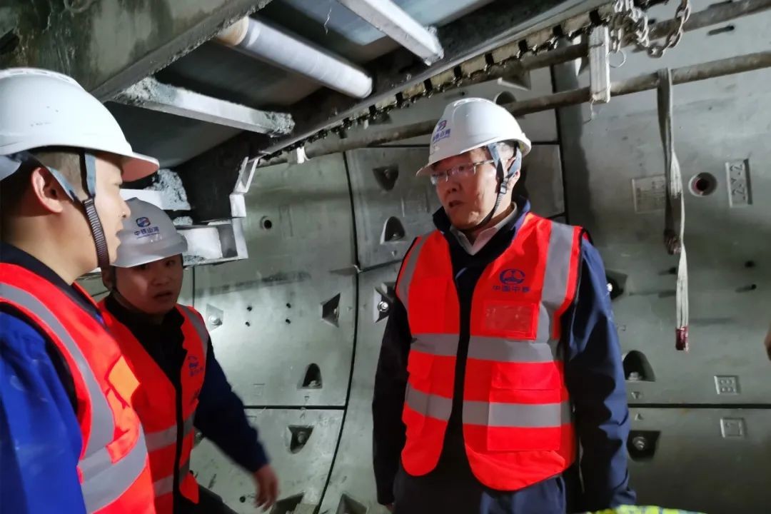 何清华亲临中铁Z6官网盾构施工项目领导工作
