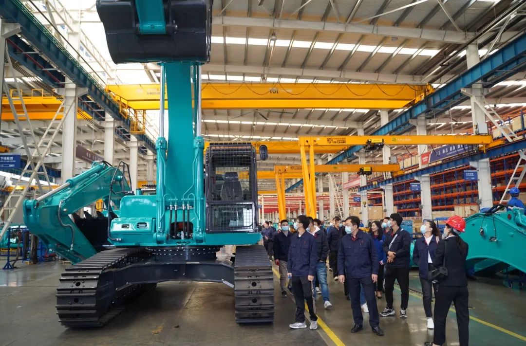 江南工业集团“双百青年”参观Z6官网智能