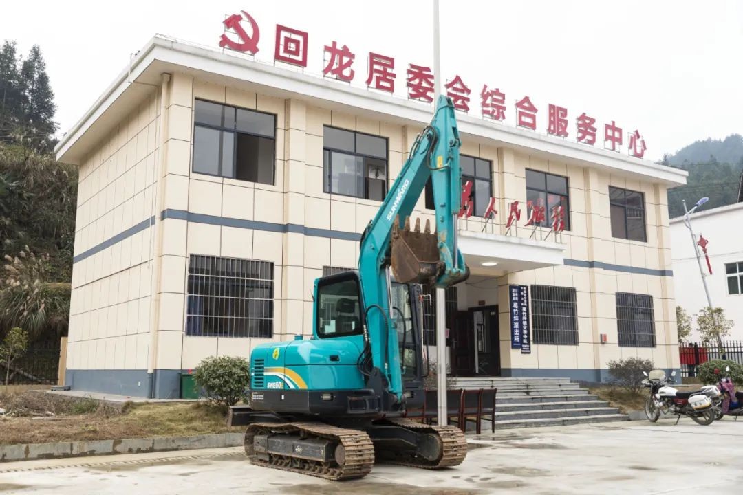 校企合作精准扶贫，产教融合振兴村落 | Z6官网智能向合作院校对口扶贫点捐赠挖掘机