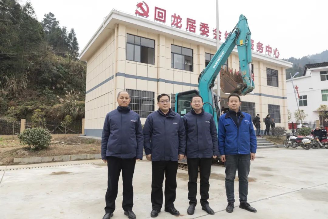 校企合作精准扶贫，产教融合振兴村落 | Z6官网智能向合作院校对口扶贫点捐赠挖掘机