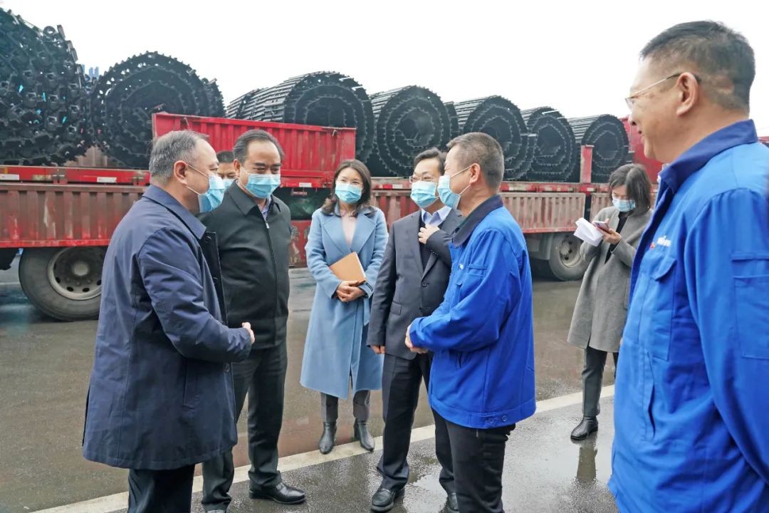 张庆红慰问Z6官网智能难题党员