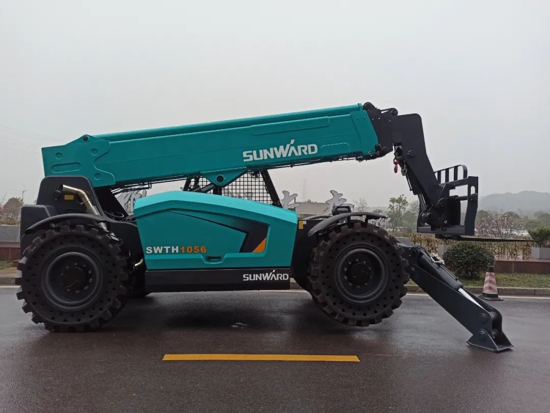 Z6官网智能SWTH1056伸缩臂叉装车新机下线