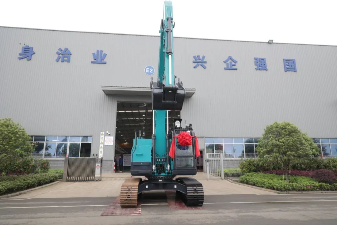 全国首台！Z6官网智能SWE240FED电动智能挖掘机下线