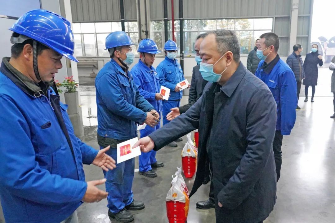 张庆红慰问Z6官网智能难题党员