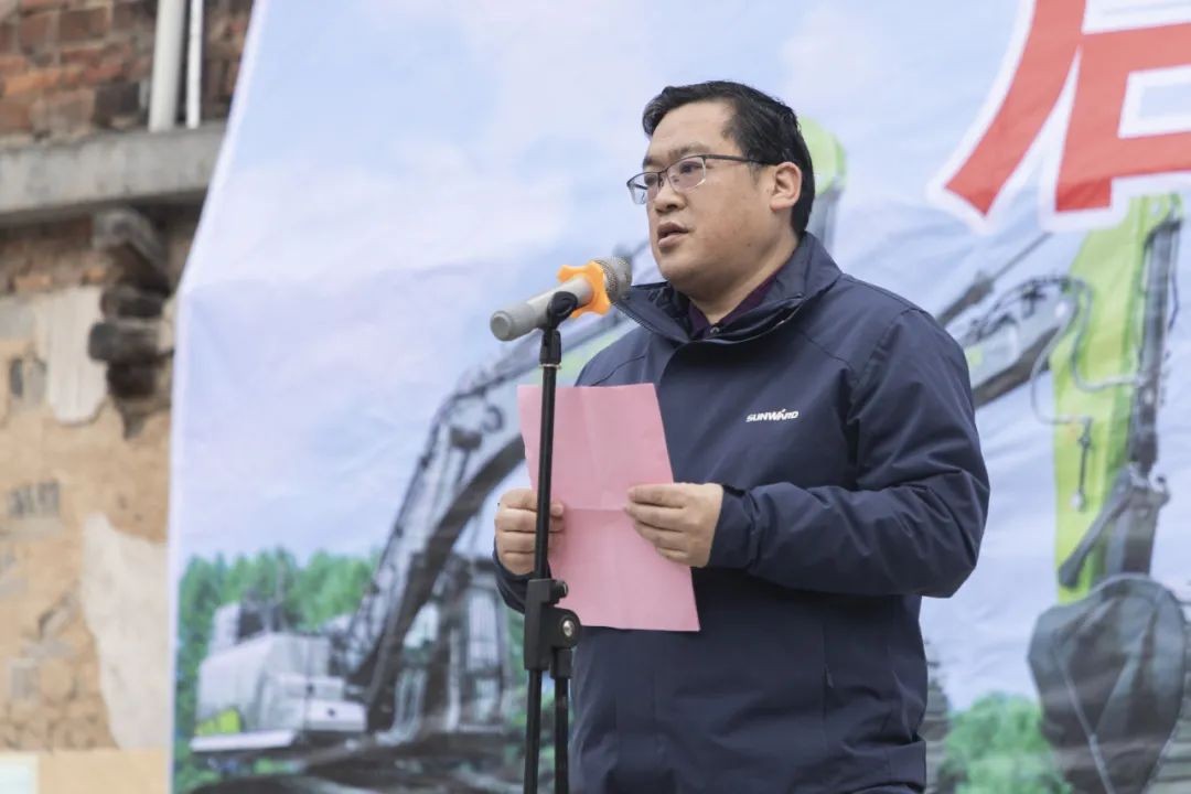 校企合作精准扶贫，产教融合振兴村落 | Z6官网智能向合作院校对口扶贫点捐赠挖掘机