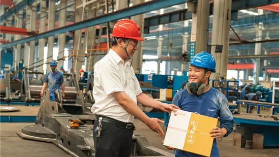 万力集团“送清冷”活动，慰问一线员工