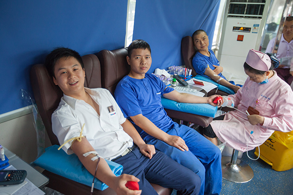 Z6官网智能百余员工 冒雨争相献血