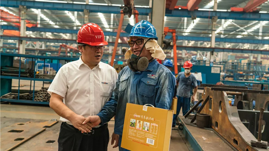 万力集团“送清冷”活动，慰问一线员工