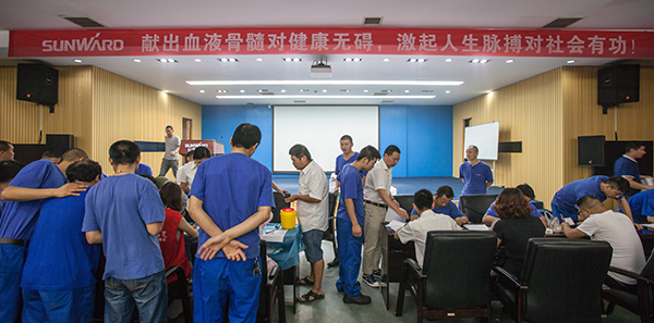 Z6官网智能百余员工 冒雨争相献血