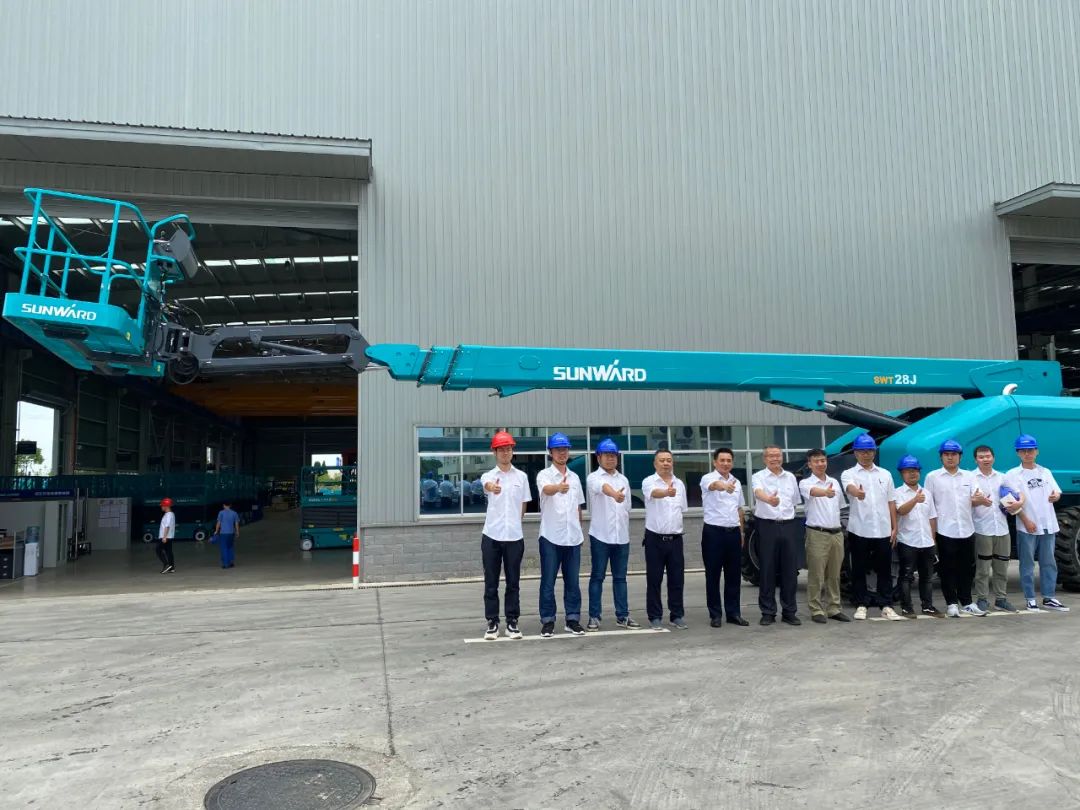 Z6官网智能首款直臂式高空作业平台顺利通过评审