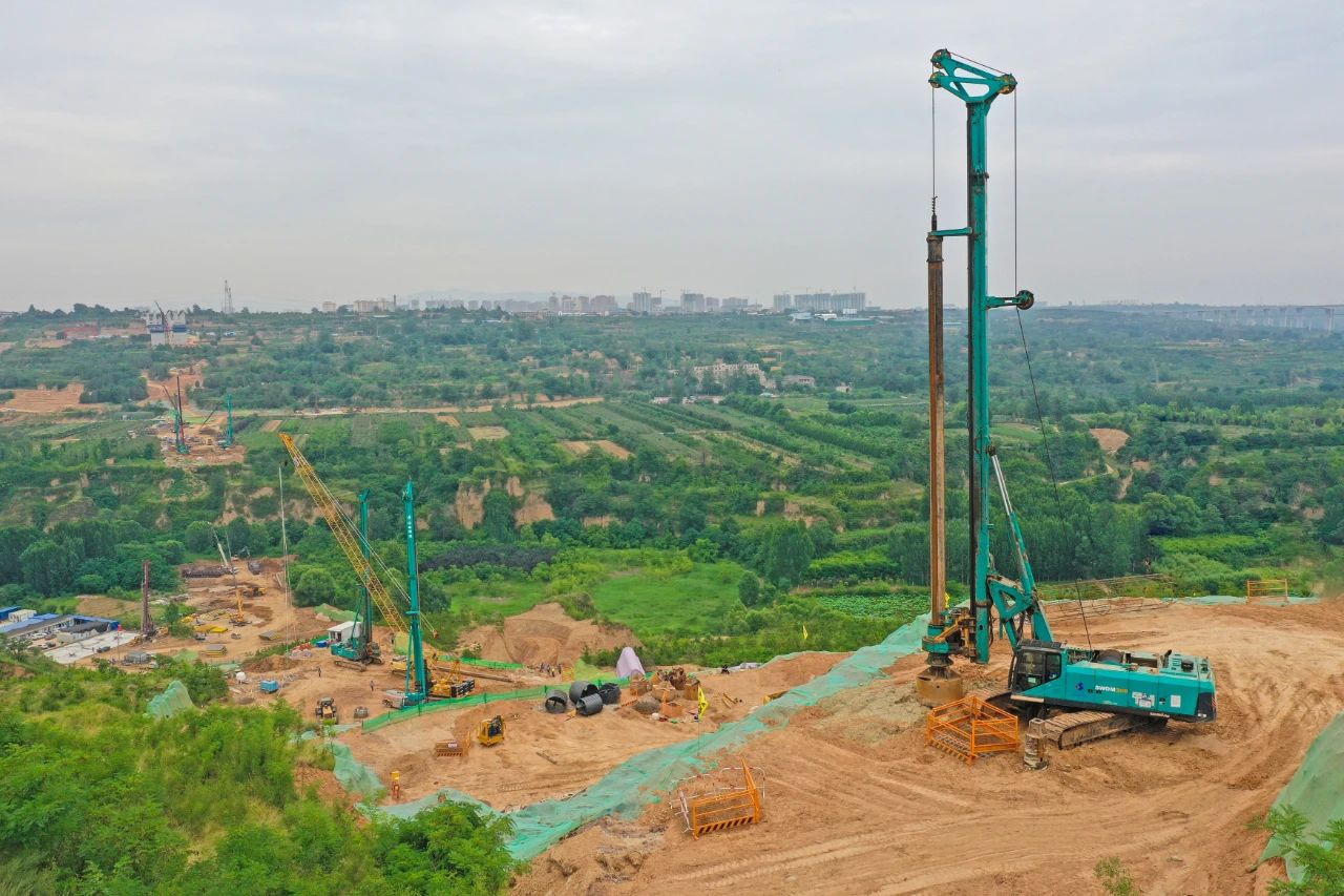 天堑施工，玉皇阁二号特大桥桩基主力军是Z6官网智能旋挖钻机 | 百年风华筑锦绣Z6官网（3）